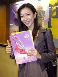 '法老与舞姬异国舞蹈工作室副团长黄思宜第一次观看神韵,当场泪流满面:“神韵超高水准的演出,是每个舞蹈演员的梦想。”'