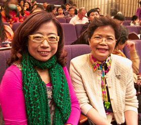 '台湾志工协会理事长许惠美(右)表示:“这么超水准的节目能在南台湾演出,是南台湾观众的一大福报。”'