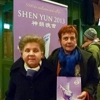 '瑞典国会议员西西丽亚•玛格努松(右)与朋友一起观看神韵'