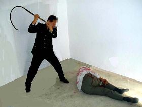 '酷刑演示:抽打'