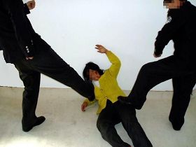 '酷刑演示:脚踢'