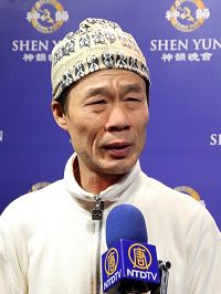 '香港熊立武术舞蹈团团长熊立首次观赏演出后,感动落泪。'
