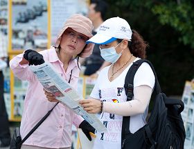 陆客正专心看着真相展版、《<span