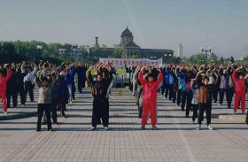 图七:长春市集体炼功(1998年)