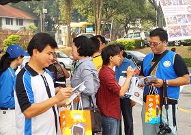 图5:民众到法轮功展位了解真相。