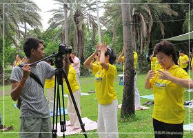 '图2:泰国Dude TV“健康和体育”节目摄制组拍摄法轮功学员炼功'
