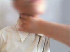 酷刑演示:掐脖子