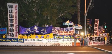 习*近*平车队必经之路上,法轮功学员打起横幅,要求将迫害元凶绳之以法