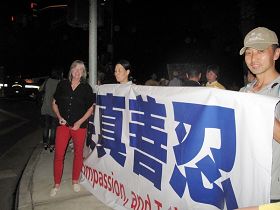 棕榈泉长老会牧师克里斯蒂•迪克森(左一)前来支持法轮功学员