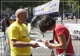 '图5:了解真相的民众签名支持法轮功学员反迫害'