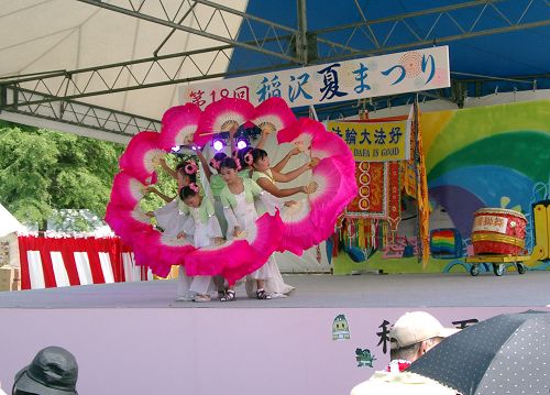 图3:学员们在第十八届稻泽夏季活动节市民舞台上表演扇子舞