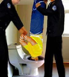 酷刑示意图:灌水(马桶灌水)
