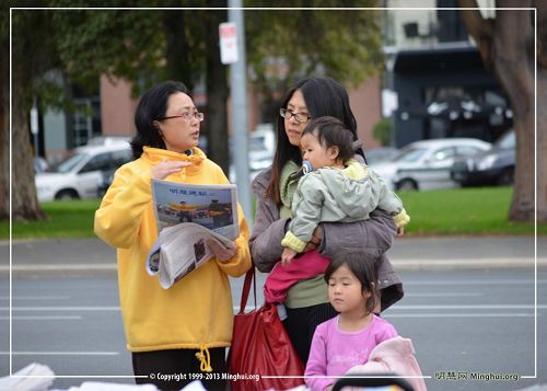 '图3.法轮功学员在向民众讲述真相。'