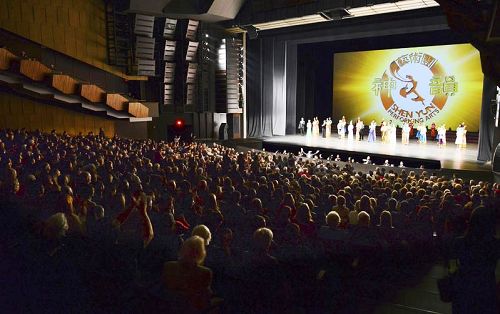 '美国神韵国际艺术团在温哥华伊丽莎白女皇剧院连续演出四场后,神韵国际艺术团巡演在温哥华的演出完美落下帷幕。'