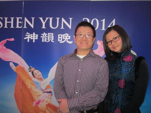 '刚来多伦多一年的大陆新移民王先生和王太太感触神韵真正在复兴中国的传统文化,就是在维护中国人的尊严,维护炎黄子孙的尊严,拯救民族之魂。'