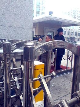 中午近十二点,检察院一戴眼镜的警察出来用摄像机对门外的人录像拍照。