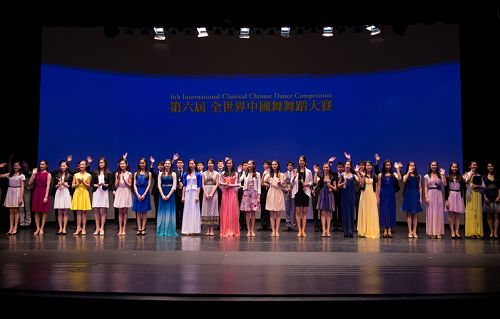 图1:第六届全世界中国舞舞蹈大赛于二零一四年十月十日至十二日在纽约曼哈顿翠柏卡表演艺术中心举行