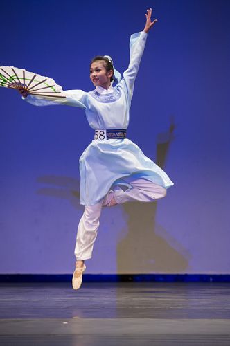 图3:青年女子组金奖得主郑道咏表演《英台》