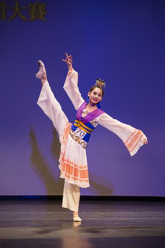 图4:青年女子组金奖得主周晓表演《女娲补天》