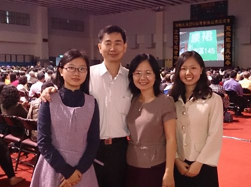图1:从一九九七年就开始修炼的赖世君一家人,听同修的发言感触良多。