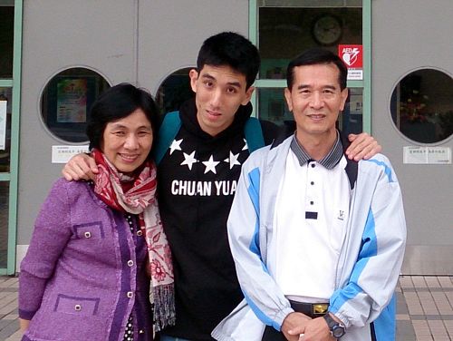 图4 王格谋与太太、小儿子在会场门口合影。