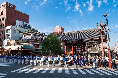 游行队伍通过雷门,很多大陆游客拥在路旁观看
