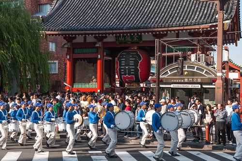 游行队伍通过雷门,很多大陆游客拥在路旁观看