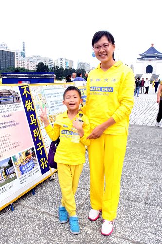 图5:来自高雄的谢薏如与长子袁崇恩。修炼让谢薏如明确教育孩子的方针。
