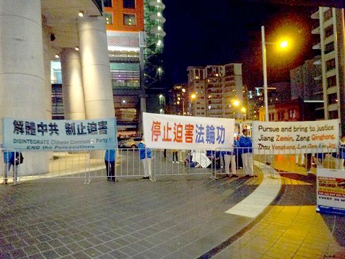 图1:当地部份法轮功学员在习*近*平入住的天空城酒店外抗议,要求制止迫害。