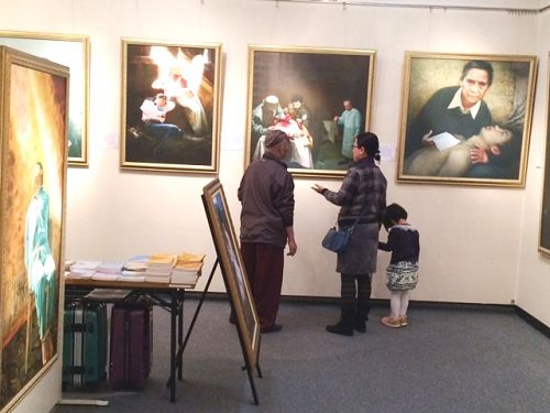 图1-2:“真善忍国际美术展”在日本千叶县西北部船桥市勤劳市民中心展示厅展出,二百六十多名日本人前来观展,了解法轮功真相。