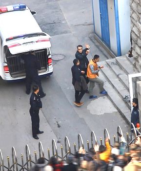 图1:二零一四年十一月十八日上午近十点,一辆车号为“辽AA408警”的车驶入沈阳市沈河区法院的后门,被非法关押一年多的沈阳法轮功学员于溟