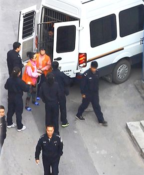 图3:二零一四年十一月十八日上午近十点,一辆车号为“辽AA438警”的车驶入沈阳市沈河区法院的后门,被非法关押一年多的沈阳法轮功学员李东