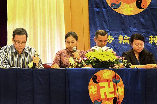 峇厘岛学员苏纳一家人，妻子和三个孩子都在腰鼓队，苏纳常常骑着摩托车带着妻子和三个孩子在真相点，给来到巴厘岛的中国游客发传单，报纸和<span