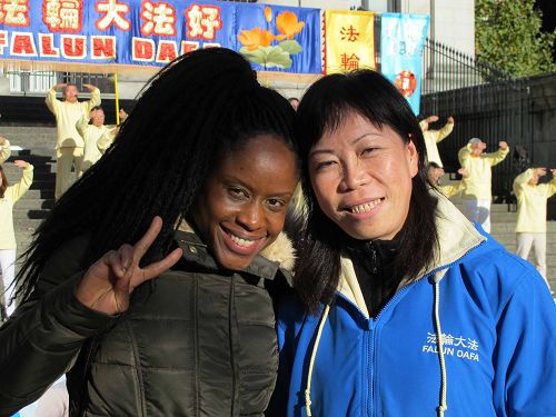 Kanikautley女士(左)谴责迫害,并表示要学法轮功