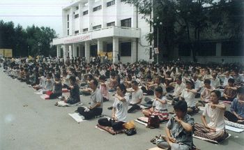 一九九九年七月前,哈尔滨法轮功学员集体炼功场面