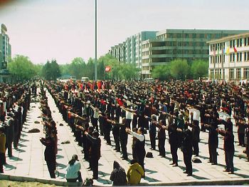 一九九九年七月前,佳木斯市法轮功学员在市政广场集体炼功