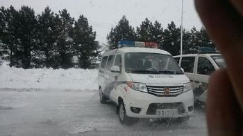 通往前进农场法院的三道岗,边上准备待命的警车(网络图片)