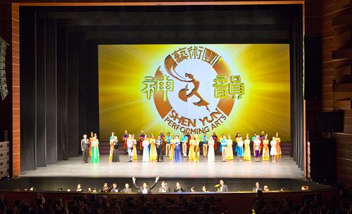 中国大陆不同省市的企业家、官员等都组团出国看神韵,图为2月15日晚上,神韵国际艺术团在韩国大邱的第二场谢幕,观众掌声不绝。