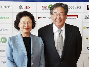 图5:韩国演艺界顶级元老、前国会议员崔佛岩和夫人