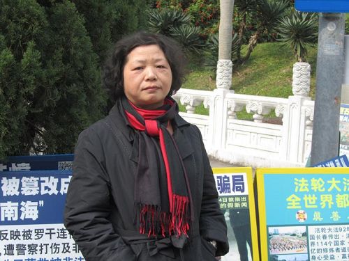 '内湖学员廖淑和各地所有法轮功学员一样,因为在大法中受益,自动自发到景点讲真相、劝善。'
