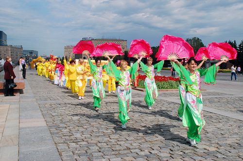 图1-3:法轮功学员在莫斯科胜利公园举行庆祝世界法轮大法日的游行活动