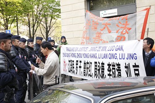 二零一四年三月二十七日,法国法轮大法协会如期在中共使馆前举行和平反中共迫害的集会
