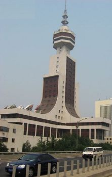 北京电视台,穿过门口就是院子