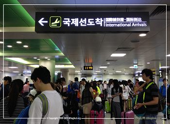 图二、三、四:济州机场国际线到达厅里中国游客不断
