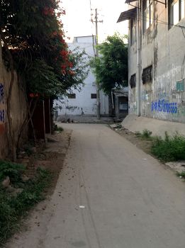 胡克英家门前的路是庆丰街,前文电线杆往右就是白衣庙街