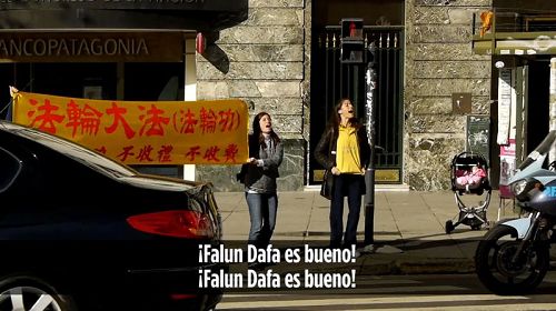 阿根廷法轮功学员在中共官员车队的必经之处高喊“法轮大法好”,并要求法办江泽民