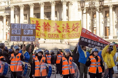 阿根廷防暴警察为了保护法轮功学员,将中共打手特务和法轮功学员分开