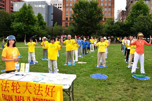 二零一四年七月十九日，费城法轮功学员在美国国家独立历史公园举行反迫害活动，传播法轮功的美好，揭露中共的邪恶，同时呼吁中国同胞退出邪<span