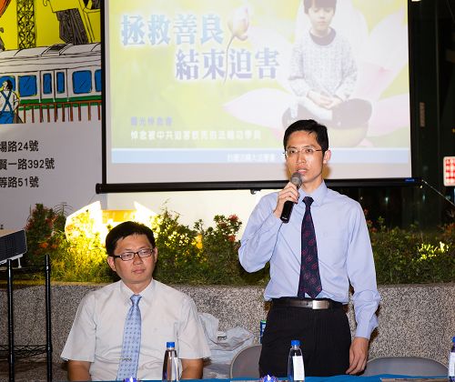两位医生郑元瑜(右)和袁伦祥(左)到场谴责中共活摘法轮功学员罪恶,呼吁拯救善良,结束迫害。
