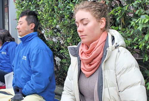 图5:Amy和Kevin在中领馆前静坐,抗议中共迫害法轮功